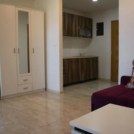 Leamax - Stan 9 Velika Kladusa